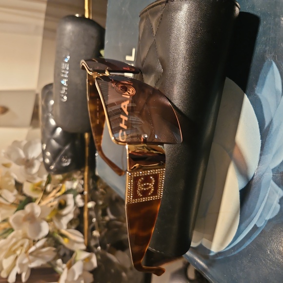 Vintage Chanel GOLD Rimless Frame w/Crystal LOGO Brown Sunglasses- nowhere - Picture 1 of 12